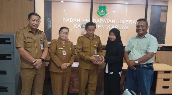 KAPUAS Pengembang perumahan sekaligus Ketua KADIN Kabupaten Kapuas, Supenpri menyetorkan BPHTB sebesar Rp143 juta di Kantor Bapenda Kapuas, Senin (8/6).
