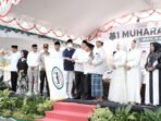 KAPUAS Bupati Kapuas H. Muhammad Wiyatno didampingi Wakil Bupati Dodo mengangkat bendera start sebagai tanda resmi dimulainya Semarak Pawai Tahun Baru Islam 1 Muharam 1448 Hijriah yang diikuti 119 grup peserta di depan Rumah Jabatan Wakil Bupati Kapuas, Selasa (16/6) pagi.