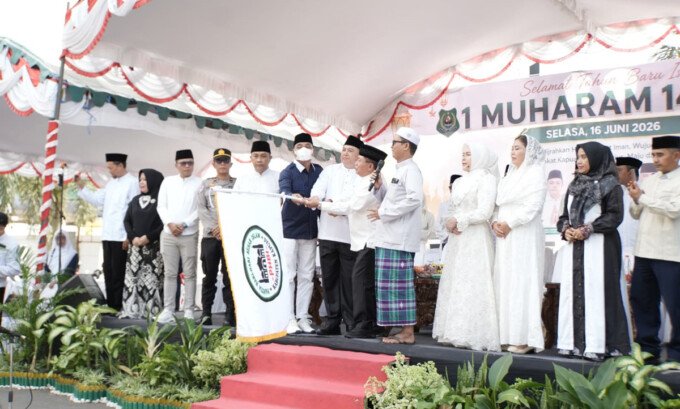 Bupati Kapuas H. Muhammad Wiyatno didampingi Wakil Bupati Dodo mengangkat bendera start sebagai tanda resmi dimulainya Semarak Pawai Tahun Baru Islam 1 Muharam 1448 Hijriah yang diikuti 119 grup peserta di depan Rumah Jabatan Wakil Bupati Kapuas, Selasa (16/6) pagi.
