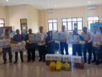 Sekda Kapuas Dr Usis I Sangkai menyerahkan secara simbolis bantuan uang tunai kepada warga korban kebakaran dan angin puting beliung pada kegiatan penyaluran bantuan di Kantor BPBD Kapuas, Rabu (24/6).