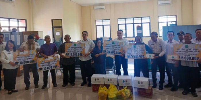 Sekda Kapuas Dr Usis I Sangkai menyerahkan secara simbolis bantuan uang tunai kepada warga korban kebakaran dan angin puting beliung pada kegiatan penyaluran bantuan di Kantor BPBD Kapuas, Rabu (24/6).