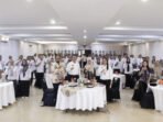 Sekda Kapuas Dr Usis I Sangkai berfoto bersama para peserta usai kegiatan Pendampingan Manajemen Risiko Perangkat Daerah Tahun Anggaran 2026 di Rumah Jabatan Bupati Kapuas, Rabu (24/6).