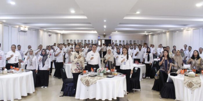 Sekda Kapuas Dr Usis I Sangkai berfoto bersama para peserta usai kegiatan Pendampingan Manajemen Risiko Perangkat Daerah Tahun Anggaran 2026 di Rumah Jabatan Bupati Kapuas, Rabu (24/6).