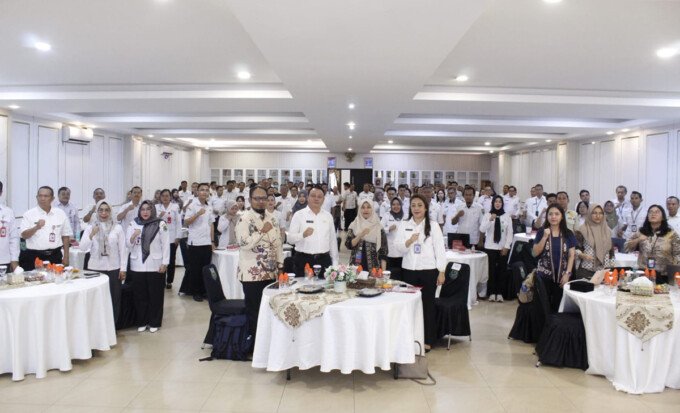Sekda Kapuas Dr Usis I Sangkai berfoto bersama para peserta usai kegiatan Pendampingan Manajemen Risiko Perangkat Daerah Tahun Anggaran 2026 di Rumah Jabatan Bupati Kapuas, Rabu (24/6).