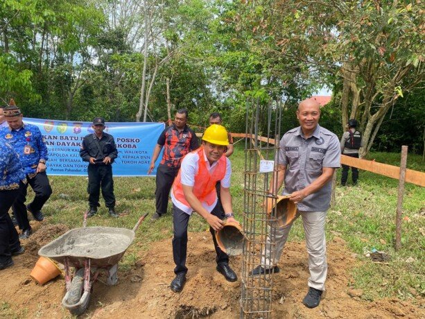 Wakil Wali Kota Palangka Raya, Achmad Zaini turut melakukan peletakan batu pertama Posko Terpadu Gerakan Dayak Anti Narkoba (GDAN) di Jalan Rindang Banuang Ujung, Puntun, Kecamatan Pahandut, Senin (1/6).