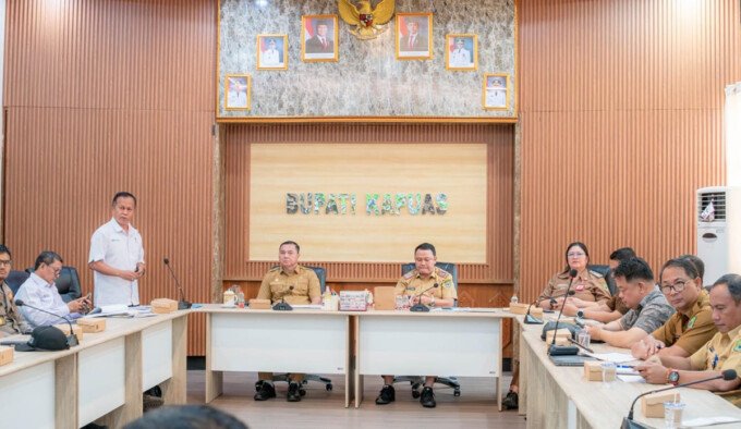 Pemkab Kapuas menggelar rapat mediasi terkait sengketa lahan antara PT Agrinas Palma Nusantara Regional 3 Kalimantan Tengah dengan masyarakat melalui PT Global Agung Lestari dan Koperasi Globalindo Mitra Sejati Desa Dadahup, bertempat di Ruang Rapat Kantor Bupati Kapuas, Selasa (26/5).