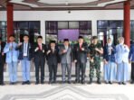 Bupati Kapuas HM Wiyatno didampingi Sekda Kapuas Usis I Sangkai menerima dua pasang Capaska Provinsi Kalimantan Tengah Tahun 2026 utusan Kabupaten Kapuas usai Upacara Hari Lahir Pancasila, Rabu (3/6).