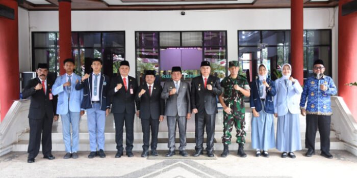 Bupati Kapuas HM Wiyatno didampingi Sekda Kapuas Usis I Sangkai menerima dua pasang Capaska Provinsi Kalimantan Tengah Tahun 2026 utusan Kabupaten Kapuas usai Upacara Hari Lahir Pancasila, Rabu (3/6).