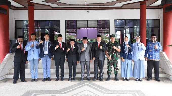 Bupati Kapuas HM Wiyatno didampingi Sekda Kapuas Usis I Sangkai menerima dua pasang Capaska Provinsi Kalimantan Tengah Tahun 2026 utusan Kabupaten Kapuas usai Upacara Hari Lahir Pancasila, Rabu (3/6).