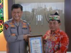 Kapuas Bupati Kapuas H. Muhammad Wiyatno menerima piagam penghargaan dari Kapolda Kalimantan Tengah Irjen Pol. Drs. Iwan Kurniawan atas dukungan hibah renovasi Mako Direktorat Samapta Polda Kalteng.