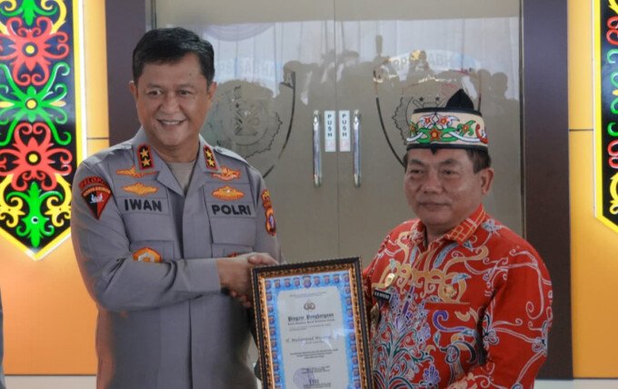 Kapuas Bupati Kapuas H. Muhammad Wiyatno menerima piagam penghargaan dari Kapolda Kalimantan Tengah Irjen Pol. Drs. Iwan Kurniawan atas dukungan hibah renovasi Mako Direktorat Samapta Polda Kalteng.
