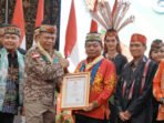 Bupati Kapuas H. Muhammad Wiyatno menerima Penghargaan dan Medali Kehormatan Tingang Menteng Bapenyang Simpei dari Gerdayak Indonesia Kalimantan Tengah pada peringatan HUT ke-16 Gerdayak Indonesia, Sabtu (6/6).