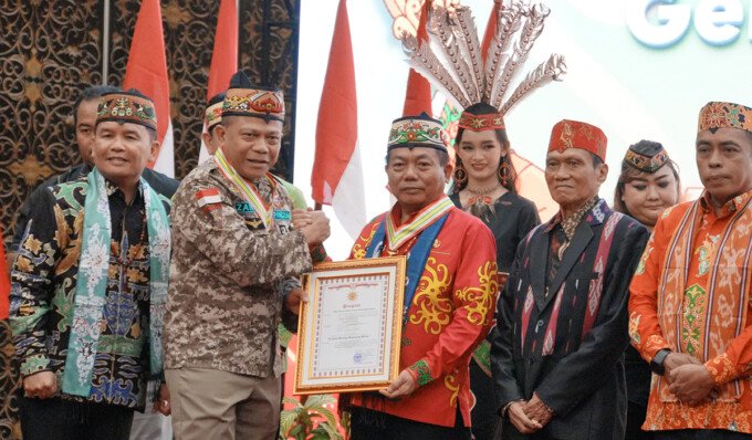 Bupati Kapuas H. Muhammad Wiyatno menerima Penghargaan dan Medali Kehormatan Tingang Menteng Bapenyang Simpei dari Gerdayak Indonesia Kalimantan Tengah pada peringatan HUT ke-16 Gerdayak Indonesia, Sabtu (6/6).