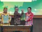 Bupati Kapuas HM Wiyatno didampingi Ketua DPRD Kapuas Ardiansah menerima LHP atas LKPD Kabupaten Kapuas Tahun 2025 dari BPK RI Perwakilan Kalimantan Tengah di Palangka Raya, Jumat (29/5).