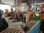 Kapuas Wabup Kapuas Dodo bersama sejumlah Kepala Perangkat Daerah Kabupaten Kapuas melakukan pemantauan harga dan ketersediaan bahan pokok di Pasar Blok R, Jalan Anggrek, Kelurahan Selat Tengah, Kecamatan Selat, Selasa (9/6/2026).