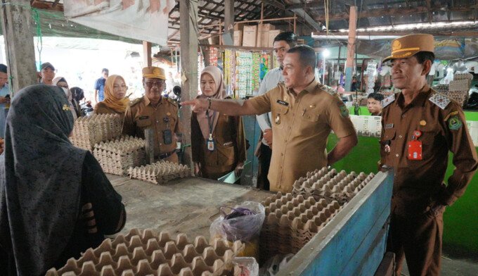 Wabup Kapuas Dodo bersama sejumlah Kepala Perangkat Daerah Kabupaten Kapuas melakukan pemantauan harga dan ketersediaan bahan pokok di Pasar Blok R, Jalan Anggrek, Kelurahan Selat Tengah, Kecamatan Selat, Selasa (9/6/2026).