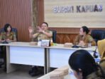 Pemerintah Kabupaten Kapuas menggelar rapat pembahasan penyesuaian tarif retribusi Rumah Potong Unggas (RPU). Kegiatan yang digelar di Ruang Rapat Kantor Bupati Kapuas, Selasa (9/6) lalu dipimpin Sekda Kapuas Dr Usis I Sangkai.