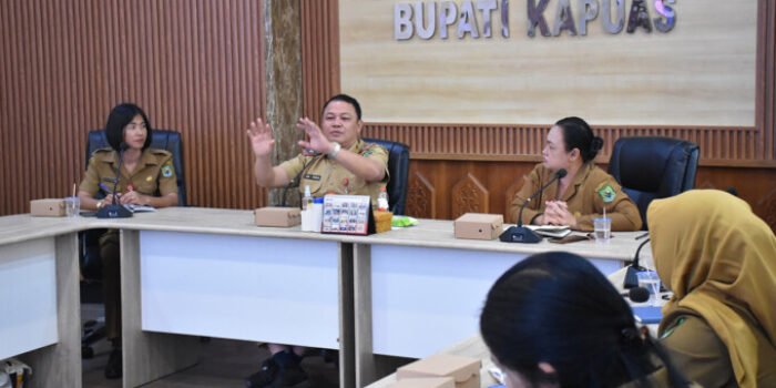 Pemerintah Kabupaten Kapuas menggelar rapat pembahasan penyesuaian tarif retribusi Rumah Potong Unggas (RPU). Kegiatan yang digelar di Ruang Rapat Kantor Bupati Kapuas, Selasa (9/6) lalu dipimpin Sekda Kapuas Dr Usis I Sangkai.