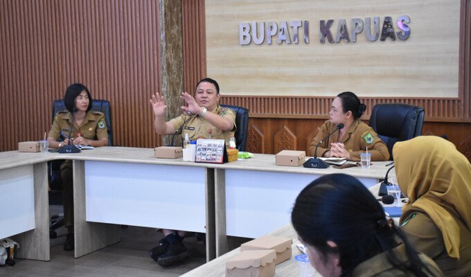 Kapuas Pemerintah Kabupaten Kapuas menggelar rapat pembahasan penyesuaian tarif retribusi Rumah Potong Unggas (RPU). Kegiatan yang digelar di Ruang Rapat Kantor Bupati Kapuas, Selasa (9/6) lalu dipimpin Sekda Kapuas Dr Usis I Sangkai.