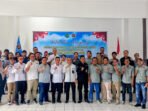 Jajaran Dewan Penasihat dan Pengurus PWI Kalteng bersama Pengurus PWI Kapuas dan Diskominfostandi Kapuas foto bersama seusai pelantikan Pengurus PWI Kapuas, Rabu (3/6).