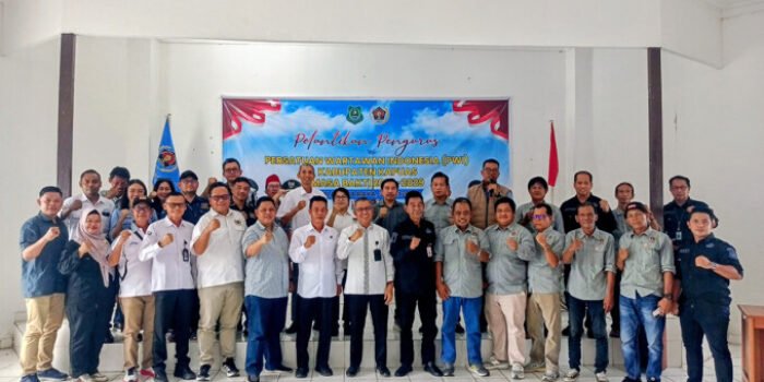 Jajaran Dewan Penasihat dan Pengurus PWI Kalteng bersama Pengurus PWI Kapuas dan Diskominfostandi Kapuas foto bersama seusai pelantikan Pengurus PWI Kapuas, Rabu (3/6).