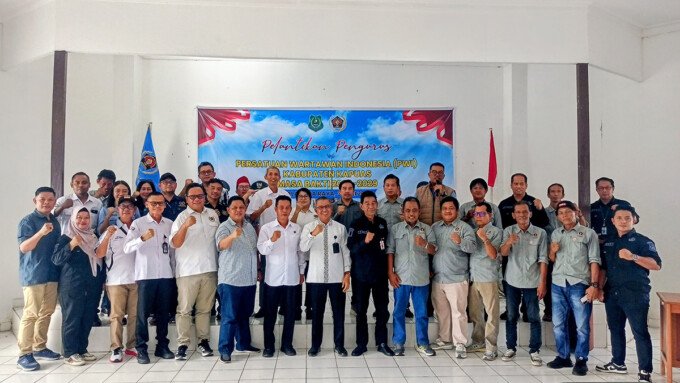Jajaran Dewan Penasihat dan Pengurus PWI Kalteng bersama Pengurus PWI Kapuas dan Diskominfostandi Kapuas foto bersama seusai pelantikan Pengurus PWI Kapuas, Rabu (3/6).