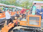Kapuas Bupati Kapuas HM Wiyatno melakukan pengecekan bantuan alsintan di halaman kantor Dinas Pertanian Kapuas, Jumat (19/6).