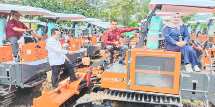 Kapuas Bupati Kapuas HM Wiyatno melakukan pengecekan bantuan alsintan di halaman kantor Dinas Pertanian Kapuas, Jumat (19/6).