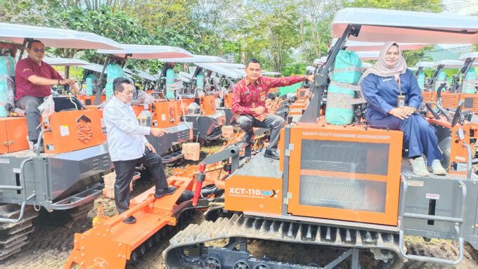 Bupati Kapuas HM Wiyatno melakukan pengecekan bantuan alsintan di halaman kantor Dinas Pertanian Kapuas, Jumat (19/6).