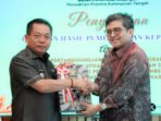 Bupati Kapuas Huhammad M Wiyatno menerima LHP BPK RI Perwakilan Provinsi Kalteng di kantor BPK RI Perwakilan Kalteng, Jumat (2/1).