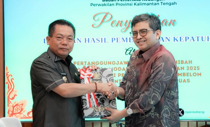 Kapuas Bupati Kapuas Huhammad M Wiyatno menerima LHP BPK RI Perwakilan Provinsi Kalteng di kantor BPK RI Perwakilan Kalteng, Jumat (2/1).