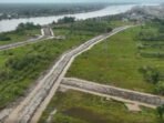 Pemerintah Kabupaten Kapuas pada tahun anggaran 2025 telah membangun badan jalan baru di Kelurahan Selat Hulu.