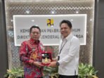 Kapuas Bupati Kapuas H Muhammad Wiyatno menyerahkan cendera mata saat berkunjung ke Kementerian Pekerjaan Umum, Direktorat Jenderal Bina Marga, Selasa (6/1).