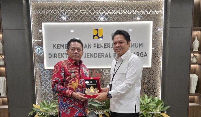 Bupati Kapuas H Muhammad Wiyatno menyerahkan cendera mata saat berkunjung ke Kementerian Pekerjaan Umum, Direktorat Jenderal Bina Marga, Selasa (6/1).