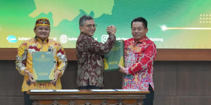 Bupati Kapuas HM Wiyatno didampingi Ketua DPRD Kapuas Ardiansah menerima LHP atas LKPD Kabupaten Kapuas Tahun 2025 dari BPK RI Perwakilan Kalimantan Tengah di Palangka Raya, Jumat (29/5).