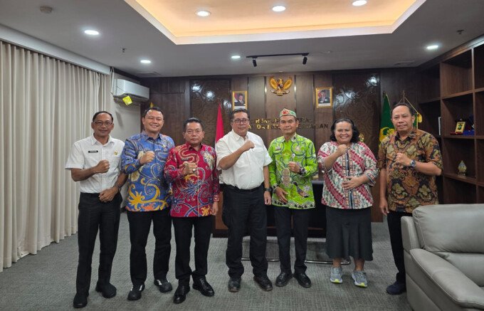 Bupati Kapuas H Muhammad Wiyatno didampingi Sekda Kapuas Dr Usis I Sangkai saat ke Direktorat Jenderal Lahan dan Irigasi Pertanian, Kementerian Pertanian, Selasa (6/1).