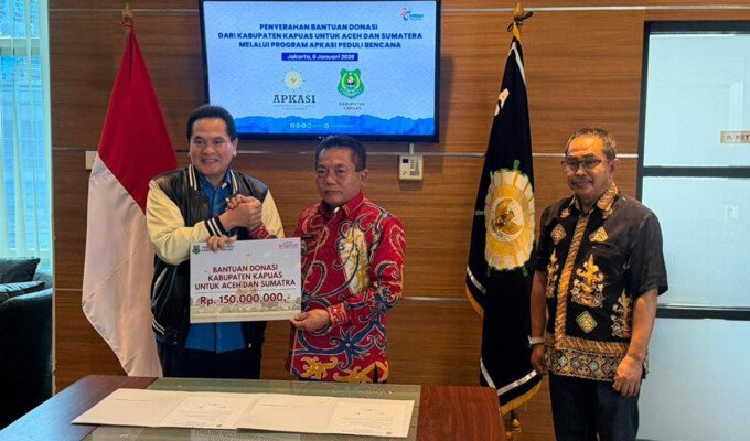 Bupati Kapuas H Muhammad Wiyatno menyalurkan bantuan donasi yang dihimpun dari konser amal bersama Pemkab Kapuas sebesar Rp150 juta, Rabu (7/1).