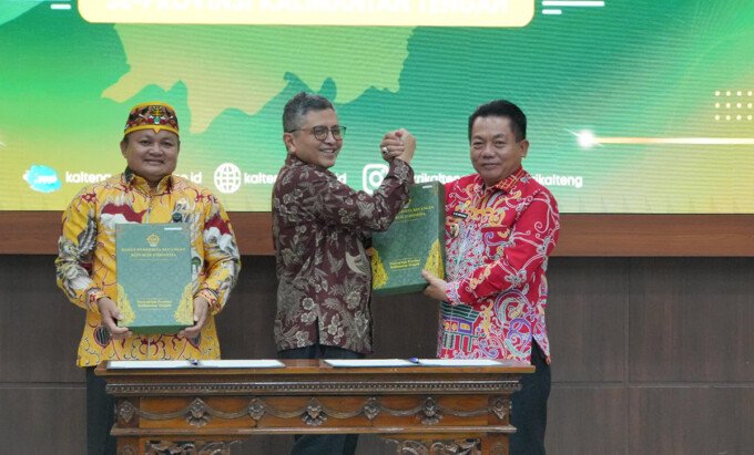 Bupati Kapuas HM Wiyatno didampingi Ketua DPRD Kapuas Ardiansah menerima LHP atas LKPD Kabupaten Kapuas Tahun 2025 dari BPK RI Perwakilan Kalimantan Tengah di Palangka Raya, Jumat (29/5).