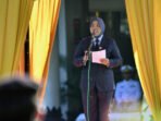 Bupati Kobar, Hj Nurhidayah, saat memimpin Upacara Peringatan Hari Lahir Pancasila 2026, di Halaman Kantor Pemkab Kotawaringin Barat, Senin (1/6).