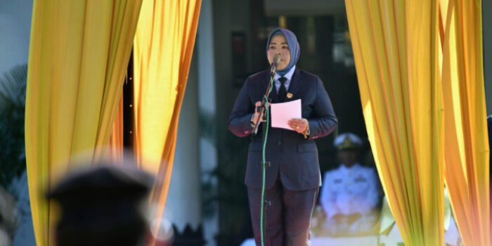 Bupati Kobar, Hj Nurhidayah, saat memimpin Upacara Peringatan Hari Lahir Pancasila 2026, di Halaman Kantor Pemkab Kotawaringin Barat, Senin (1/6).
