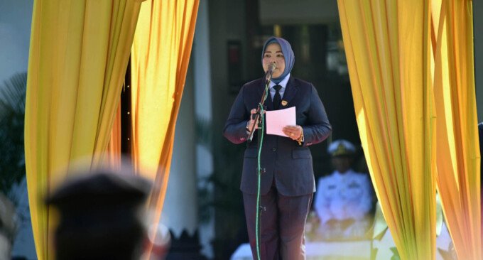 Bupati Kobar, Hj Nurhidayah, saat memimpin Upacara Peringatan Hari Lahir Pancasila 2026, di Halaman Kantor Pemkab Kotawaringin Barat, Senin (1/6).