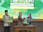 Bupati Kobar, Hj Nurhidayah, didampingi Ketua DPRD, Mulyadin (paling kiri) saat menerima LHP dengan opini WTP dari Kepala BPK RI Perwakilan Kalteng, baru-baru ini.