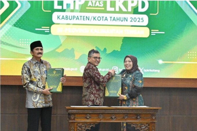 Bupati Kobar, Hj Nurhidayah, didampingi Ketua DPRD, Mulyadin (paling kiri) saat menerima LHP dengan opini WTP dari Kepala BPK RI Perwakilan Kalteng, baru-baru ini.