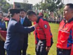 Bupati Kotawaringin Timur H. Halikinnor mengalungkan tanda anggota kepada Relawan Pemadam Kebakaran (Redkar) saat peresmian di halaman Kantor Bupati Kotim, Senin (1/6).