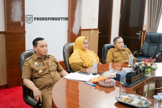 Kotawaringin Timur Bupati Kotim, H Halikinnor (paling kiri), didampingi Wakil Bupati, Irawati, mengikuti Rapat Dengar Pendapat (RDP) bersama Komisi II DPR RI dan Kemendagri di Jakarta, Senin (8/6).