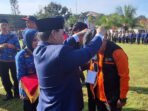 Bupati Kabupaten Kotim H. Halikinnor secara simbolis mengalungkan tanda pengenal kepada petugas Sensus Ekonomi 2026 saat Apel Siaga Sensus Ekonomi 2026, Senin (1/6).