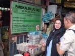 Kotim Wakil Bupati Kotim, Irawati, bersama tim gabungan saat melakukan sidak ketersediaan dan harga di salah satu pangkalan LPG di Jalan Pangeran Antasari, Sampit, Jumat (12/6).