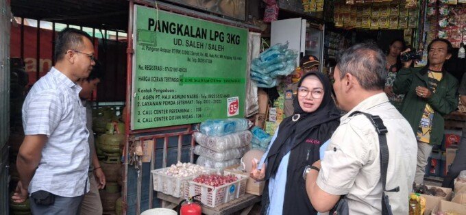 Kotim Wakil Bupati Kotim, Irawati, bersama tim gabungan saat melakukan sidak ketersediaan dan harga di salah satu pangkalan LPG di Jalan Pangeran Antasari, Sampit, Jumat (12/6).