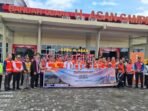 Bupati Kotim, H Halikinnor foto bersama dengan pihak manajemen dan kru Super Air Jet saat penerbangan perdana, belum lama ini.