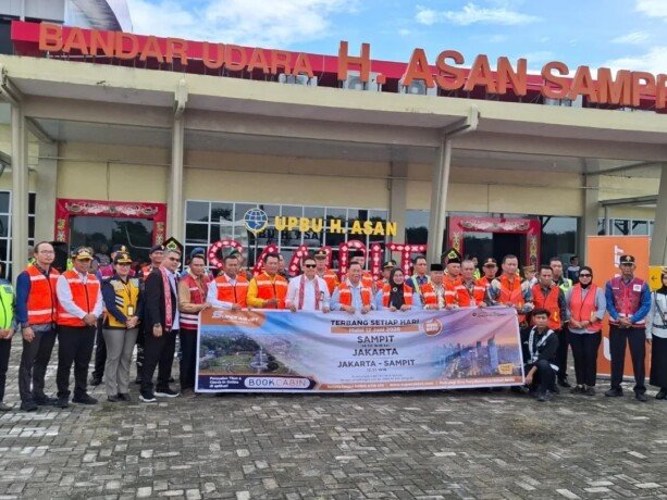 Bupati Kotim, H Halikinnor foto bersama dengan pihak manajemen dan kru Super Air Jet saat penerbangan perdana, belum lama ini.